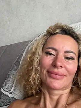 Tania201243 stripchat live cam model