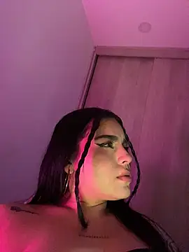 April_Sutraa stripchat live cam model
