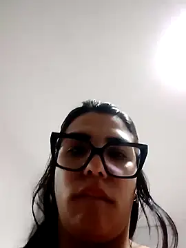 Abril_gutzz stripchat live cam model