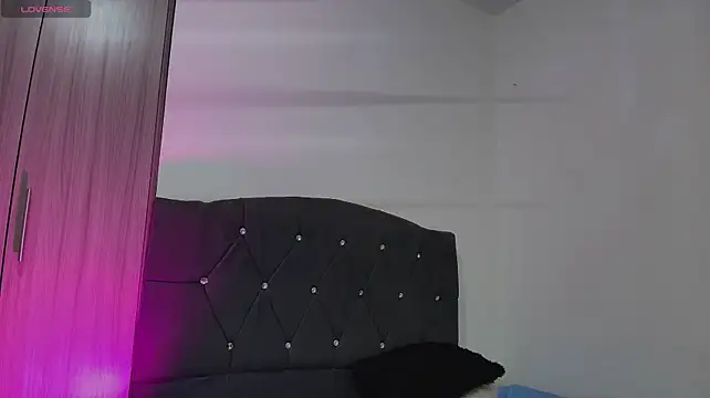 Sara__Velvet stripchat live cam model