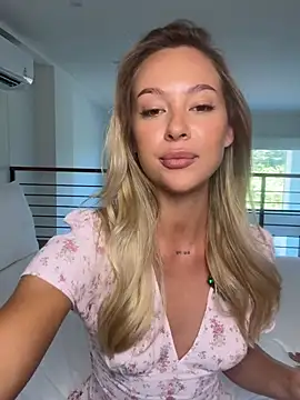 LiaLemo stripchat live cam model