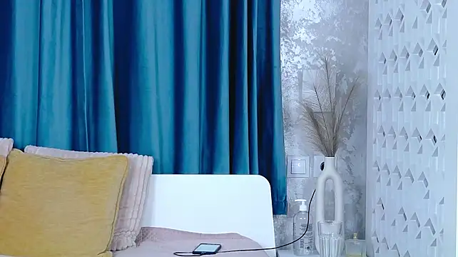 EmiMoore stripchat live cam model