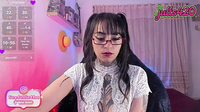 Julls420_ stripchat live cam model