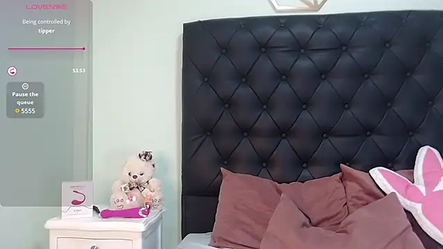 caroline_mejia stripchat live cam model