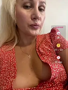 YourBlondee stripchat live cam model