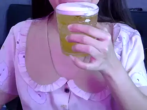 Bee_2k stripchat live cam model