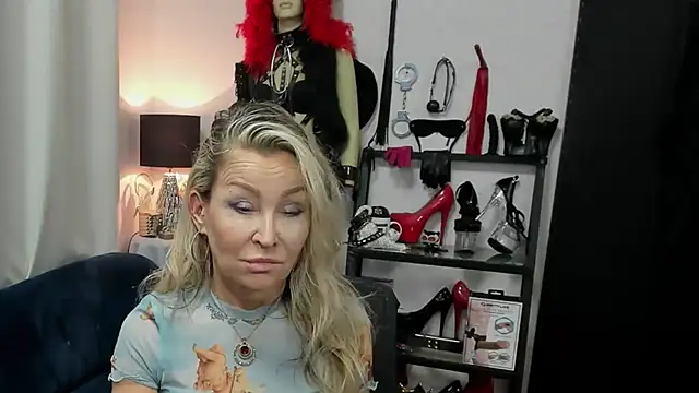 crystaLUX stripchat live cam model