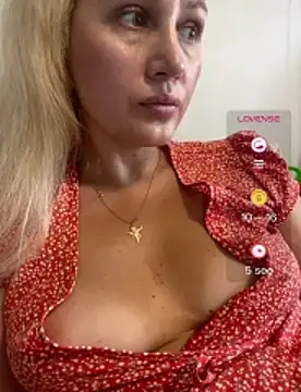 YourBlondee stripchat live cam model