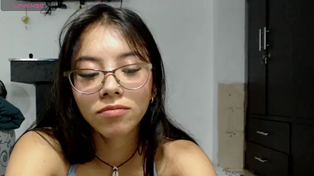 LararCrow stripchat live cam model