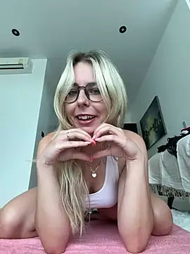 Livewithlucy stripchat live cam model