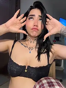 Nickiiiii stripchat live cam model