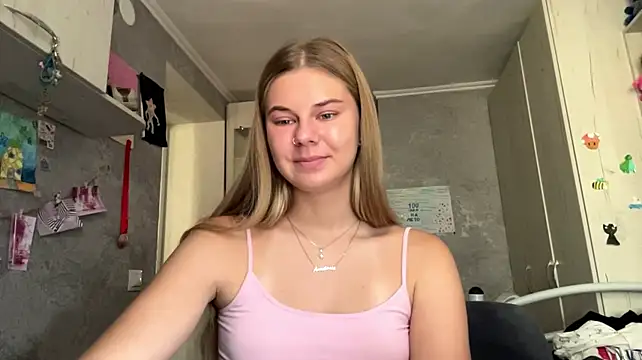 HoneysPiee stripchat live cam model