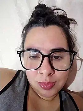 hadita332 stripchat live cam model