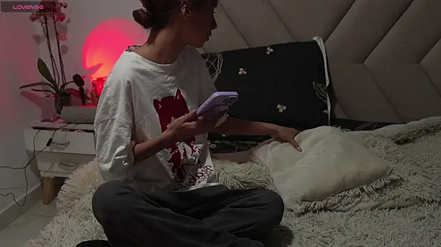 Bonnieshyy stripchat live cam model