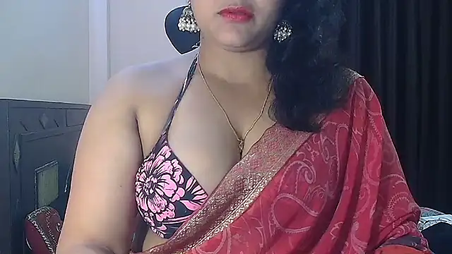 SimmiQueen_77 stripchat live cam model