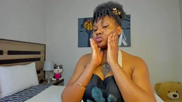Renee-18 stripchat live cam model