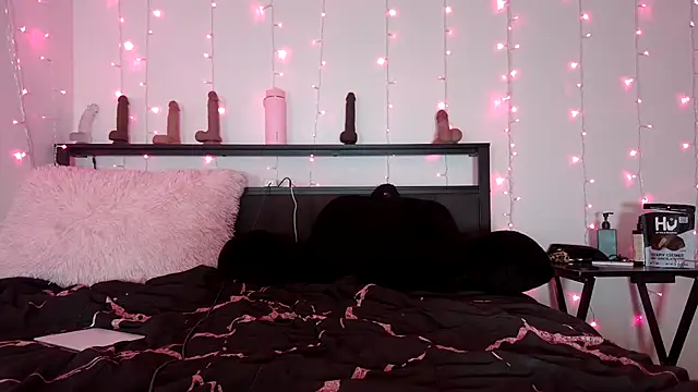 QueenLolaX stripchat live cam model