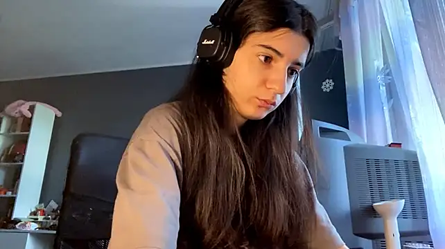 MindaHallmon stripchat live cam model
