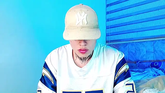 _justinmoon2 stripchat live cam model