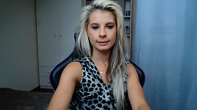 KristineGlow stripchat live cam model