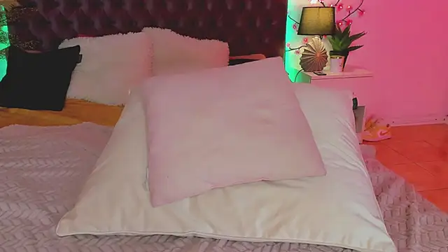 MilanaHotts stripchat live cam model