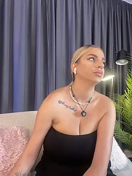 PearlPlenty stripchat live cam model