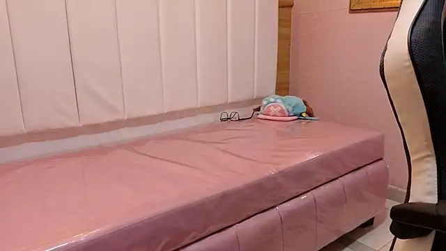 HolyCow_Girl_tp stripchat live cam model