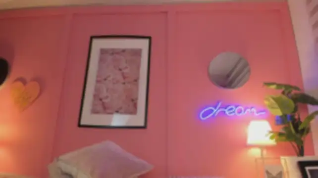 SoySaraa stripchat live cam model