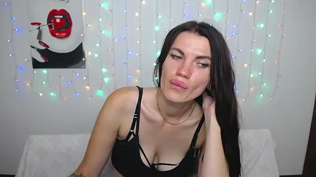 MilaLoona stripchat live cam model