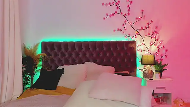 MilanaHotts stripchat live cam model