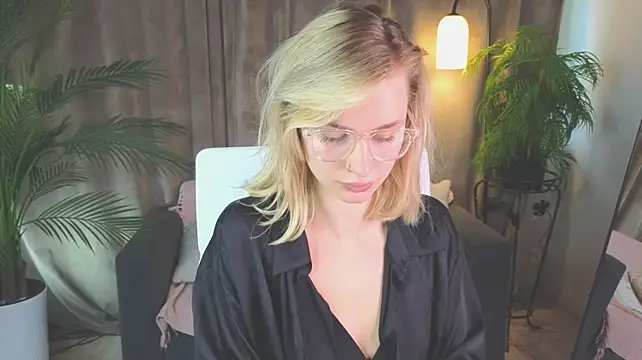 NoraMoreau stripchat live cam model