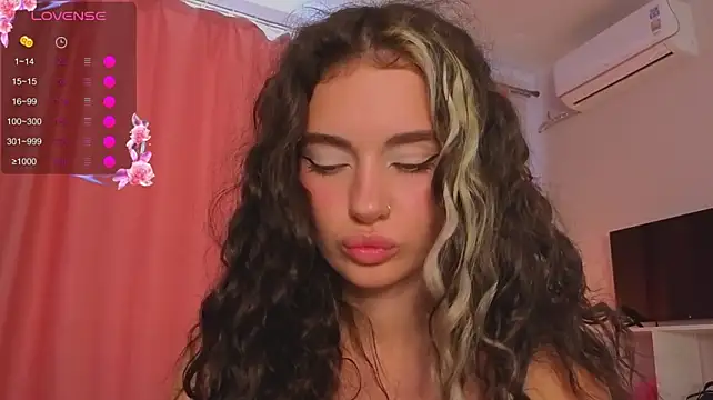 MoonFaairyy stripchat live cam model