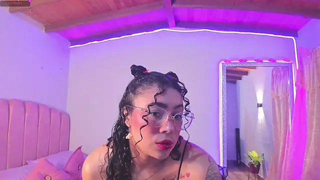 antonelllepiercee stripchat live cam model