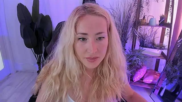 AstraMonroe stripchat live cam model