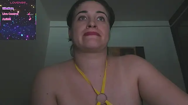 GoldenLunaa stripchat live cam model