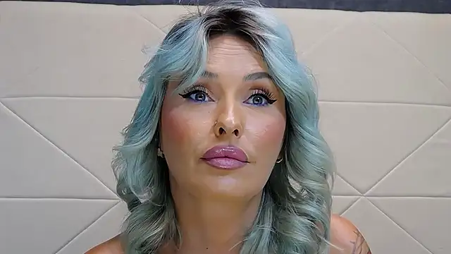 IssaSmith stripchat live cam model