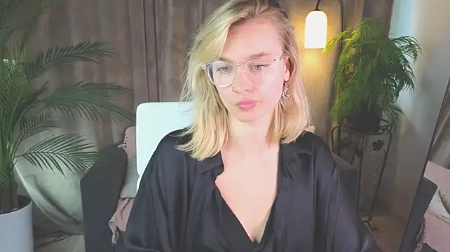NoraMoreau stripchat live cam model