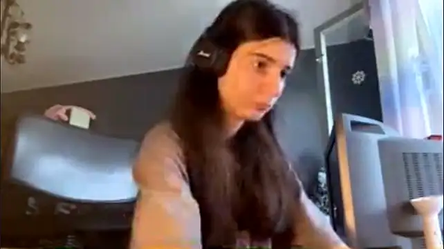 MindaHallmon stripchat live cam model