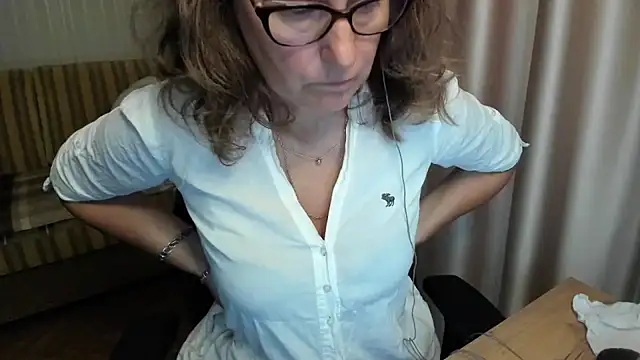 lauraoven stripchat live cam model