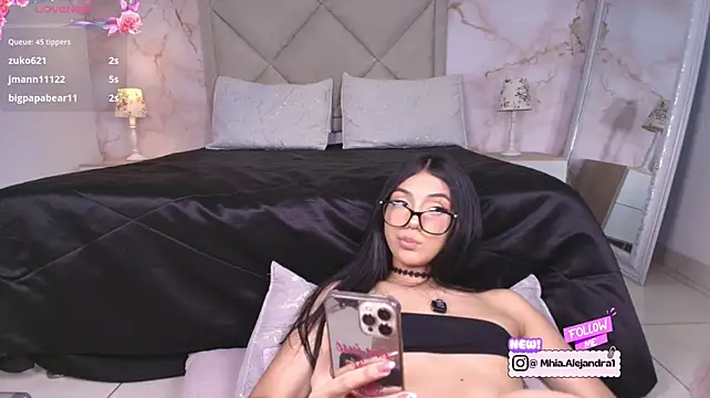Mhiaa_Sweet stripchat live cam model