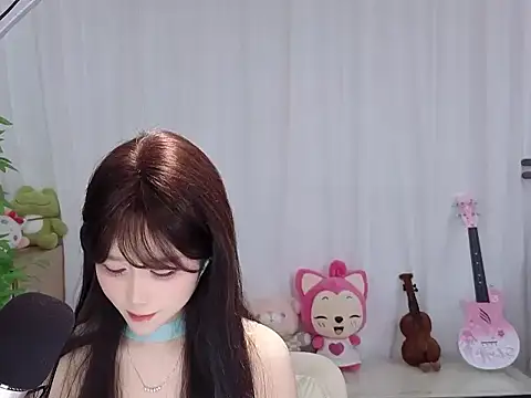 ququ- stripchat live cam model