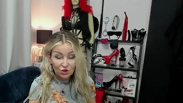 crystaLUX stripchat live cam model