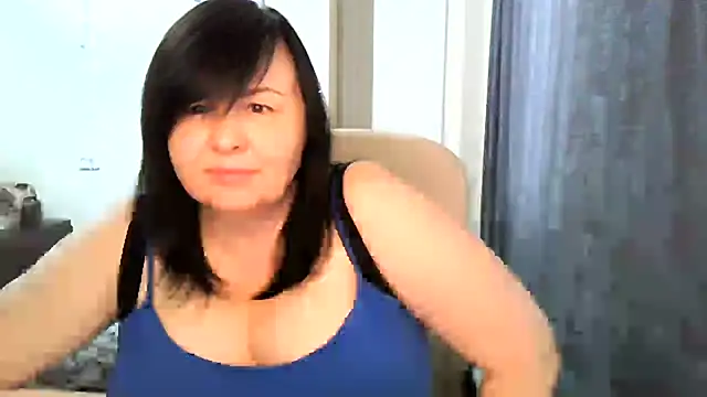 EmilyaLooo stripchat live cam model