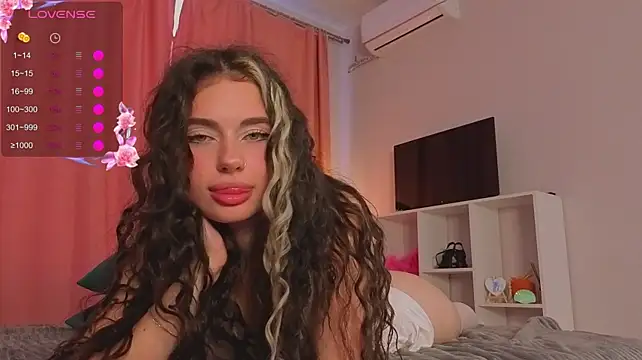 MoonFaairyy stripchat live cam model