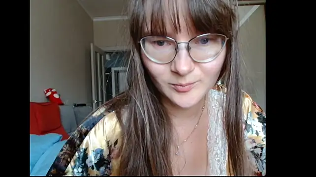 KiraGoldens stripchat live cam model