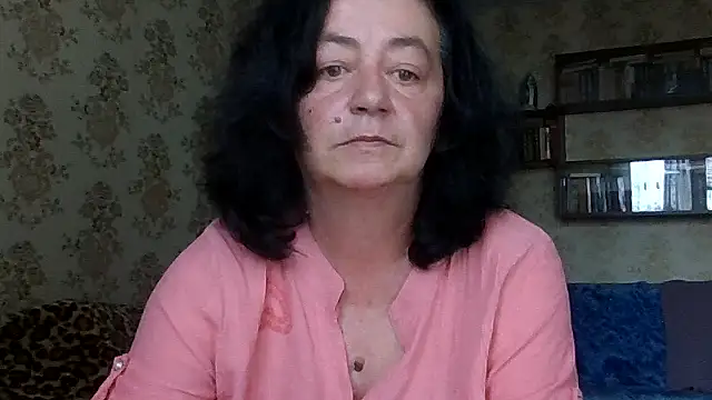 GypsiQueen2 stripchat live cam model