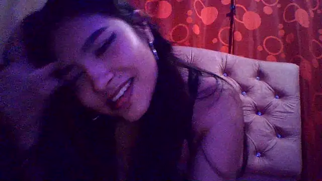 Thania- stripchat live cam model