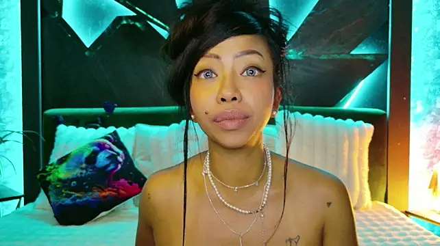 ElyaQuinn stripchat live cam model