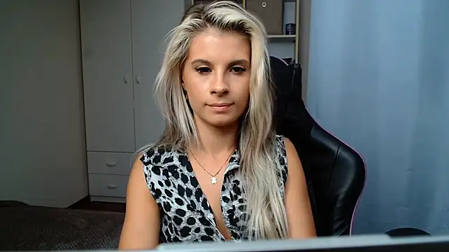 KristineGlow stripchat live cam model
