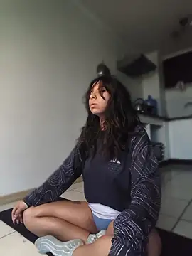 ivihetaira stripchat live cam model